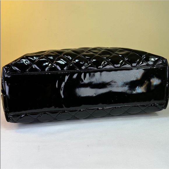 CHANEL Black patent Leather Bag with Gold Charm. - Picture 11 of 15